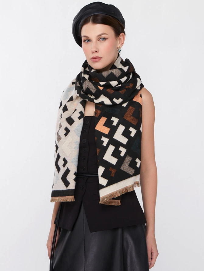 Палантин женский с двусторонним геометрическим принтом