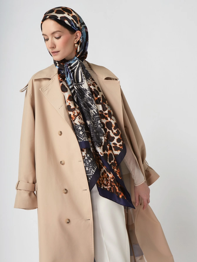 Палантин с анималистичным принтом и синей каймой