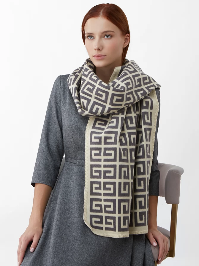 Палантин женский с двусторонним геометрическим принтом