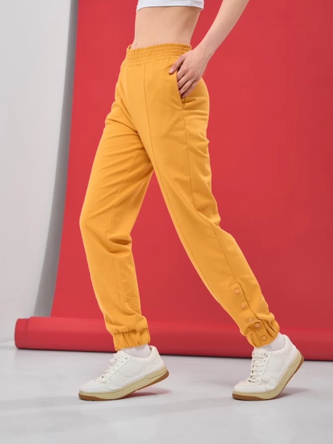 Брюки-джоггеры с функциональными кнопками