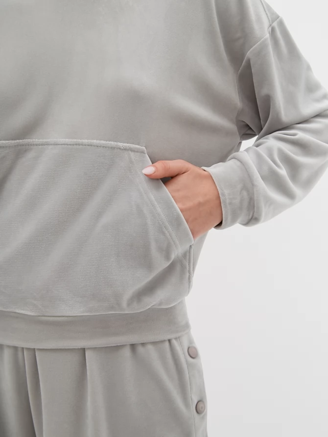 Костюм из велюра с худи и шортами