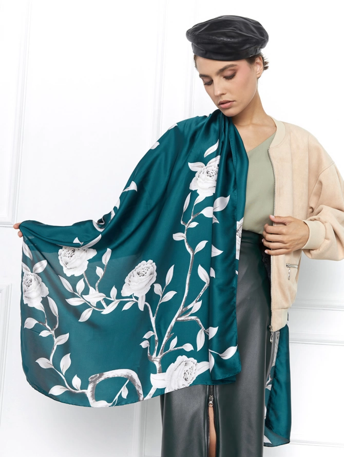 Палантин женский с цветочным принтом "Изумрудный сад"