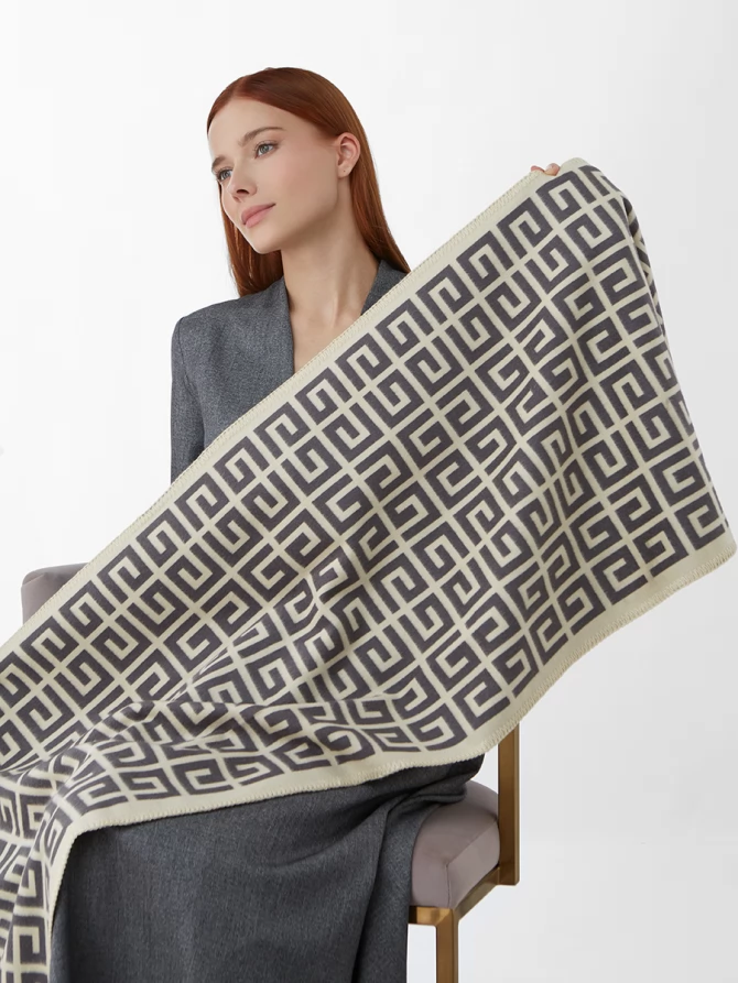 Палантин женский с двусторонним геометрическим принтом