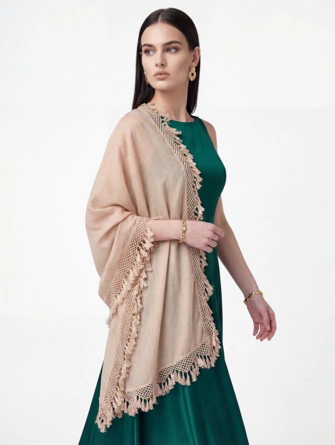 Палантин женский с кружевной отделкой и бахромой