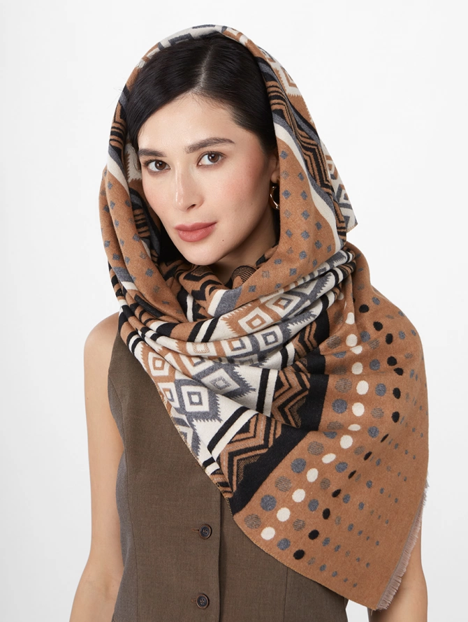 Палантин женский с актуальным геометрическим принтом