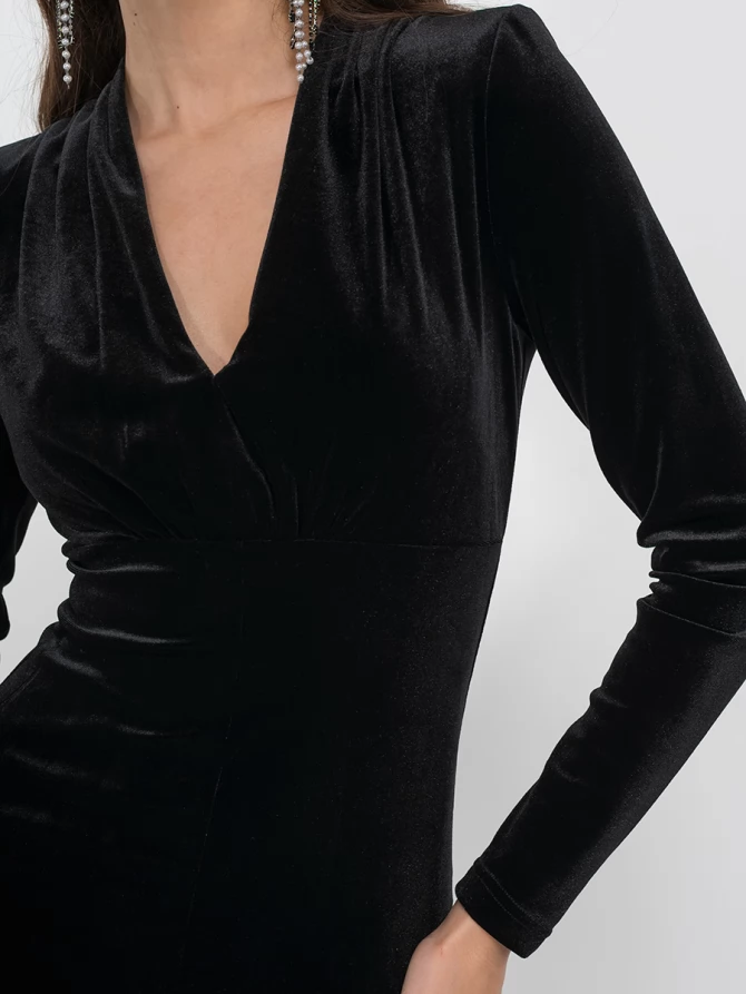 Платье из бархата с вырезом и разрезом OD-848-1 черное