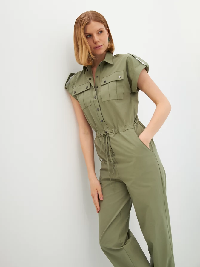 Комбинезон в стиле сафари с кнопками на рукавах