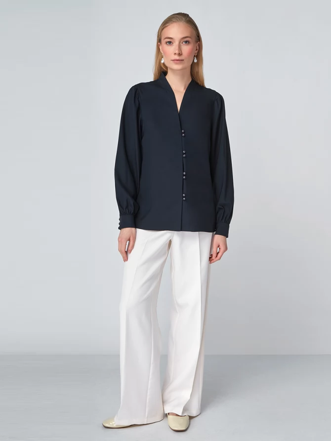 Блуза с вырезом темно-синяя   