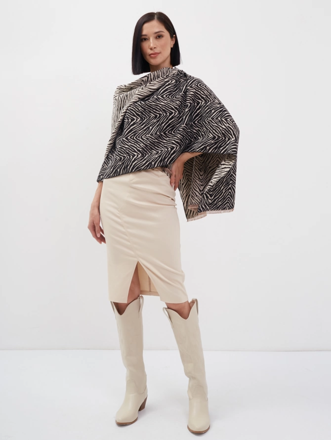 Палантин двусторонний с анималистичным принтом и кистями