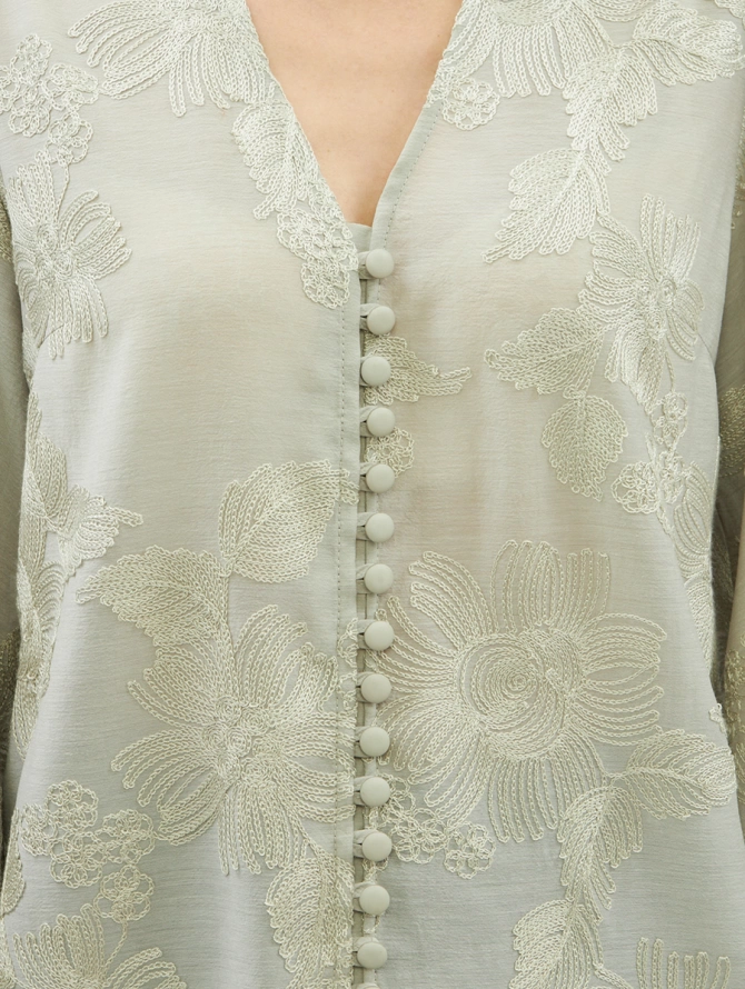 Блуза с вышивкой полынь