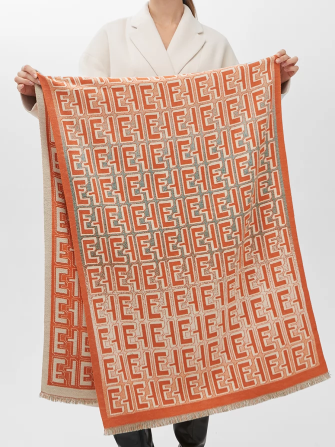 Палантин двусторонний с оранжевым орнаментом