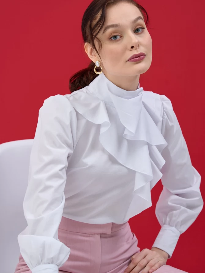 Блузка с жабо