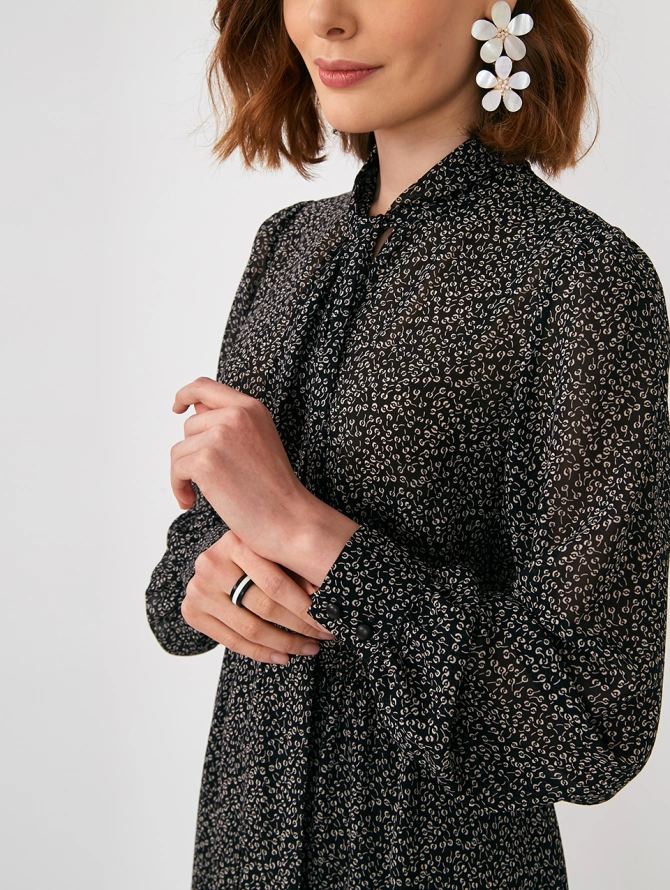 Платье черное из принтованного шифона с воротником-галстуком и резинкой на талии