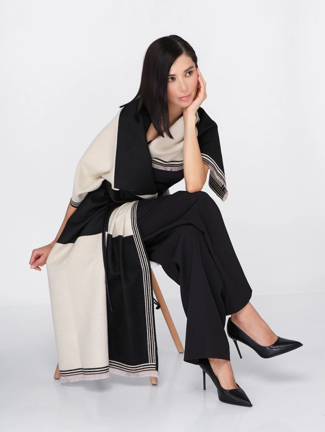 Палантин двусторонний черно-кремовый с полосатым краем