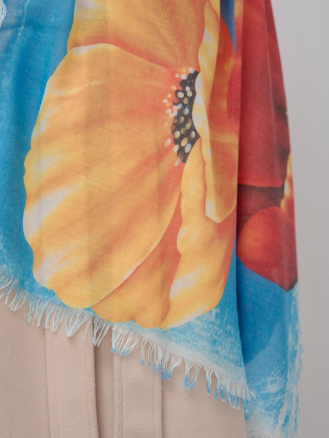 Палантин с ярким цветочным принтом и бабочками