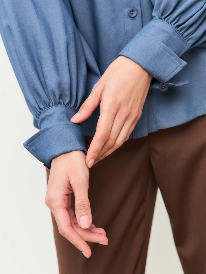 Блузка с объемным рукавом из тонкой джинсы темно-синий