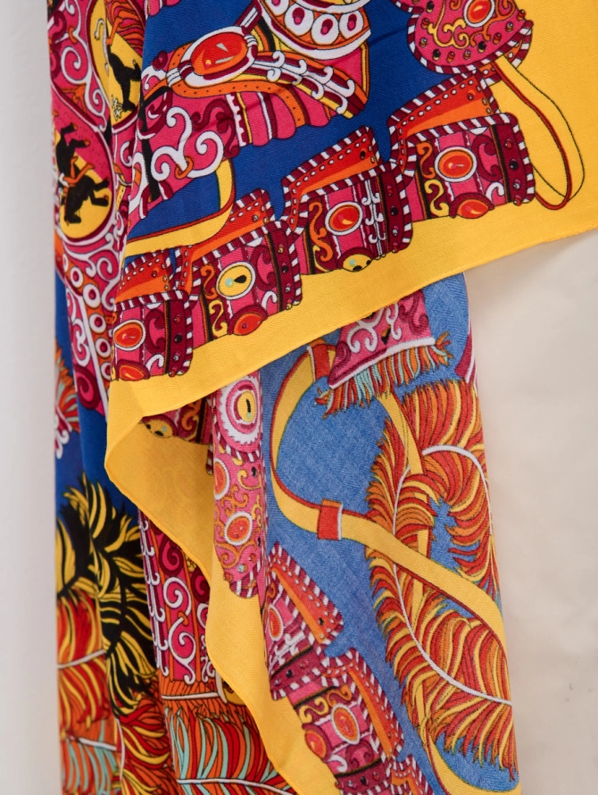 Платок из тонкой шерсти с авторским принтом