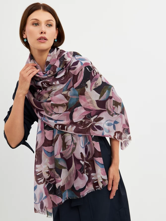 Палантин с абстрактным узором и бахромой