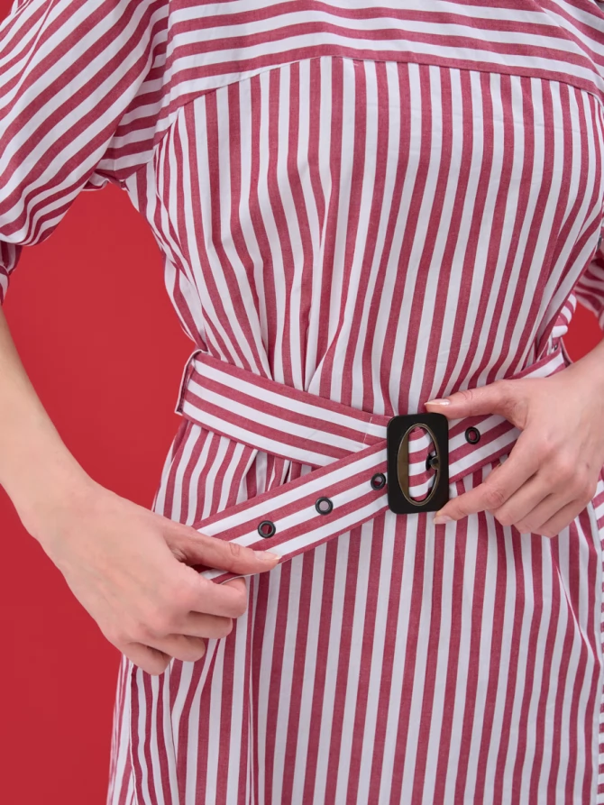 Платье с асимметричным вырезом в полоску