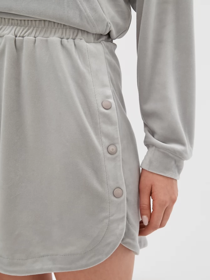 Костюм из велюра с худи и шортами