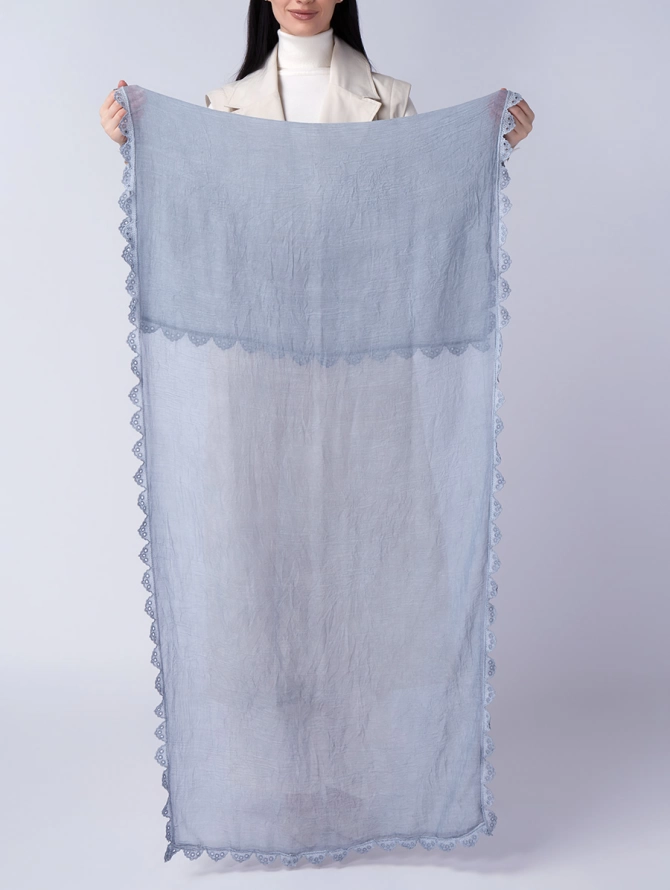 Палантин женский нежно-голубой с кружевной отделкой