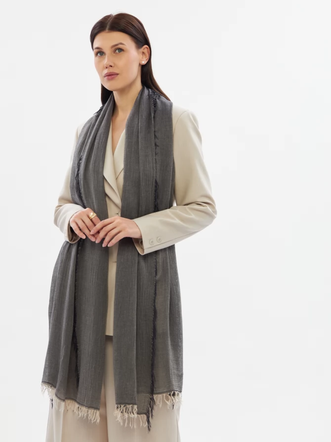 Палантин женский в графитовом оттенке DRK-16-5