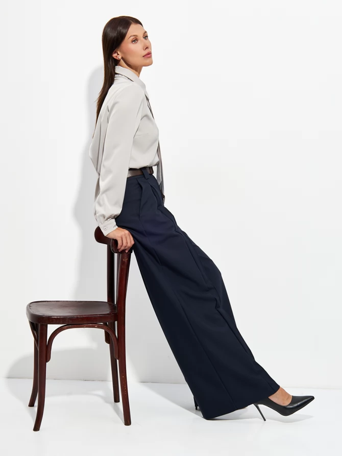 Блузка с галстуком серо-коричневая