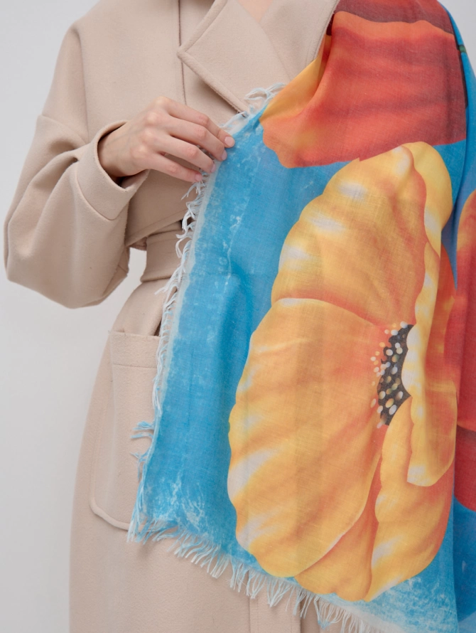 Палантин с ярким цветочным принтом и бабочками