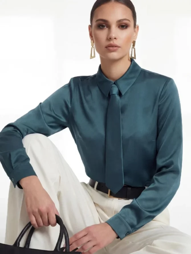 Атласная блузка с галстуком бутылочного цвета