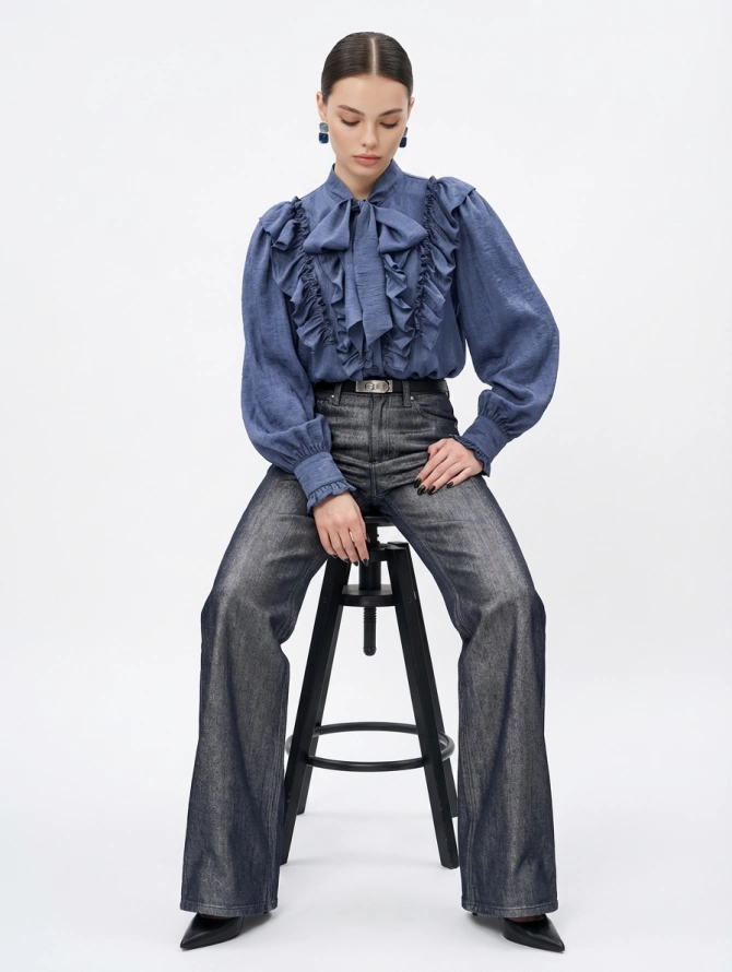 Блузка с рюшами и воротником-завязкой синяя