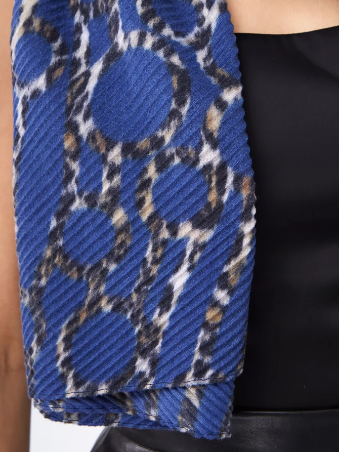 Палантин женский двусторонний с жатой текстурой и анималистичным принтом