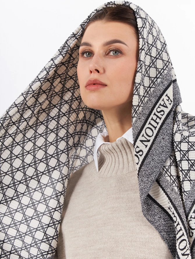 Платок двусторонний жатый с геометрическим узором