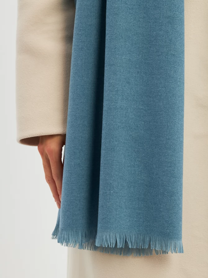 Палантин женский двусторонний однотонный с бахромой, пыльно-голубой