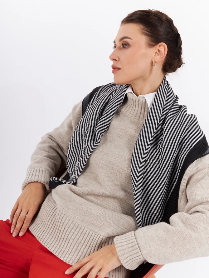 Платок двусторонний с жатой текстурой и геометрическим принтом