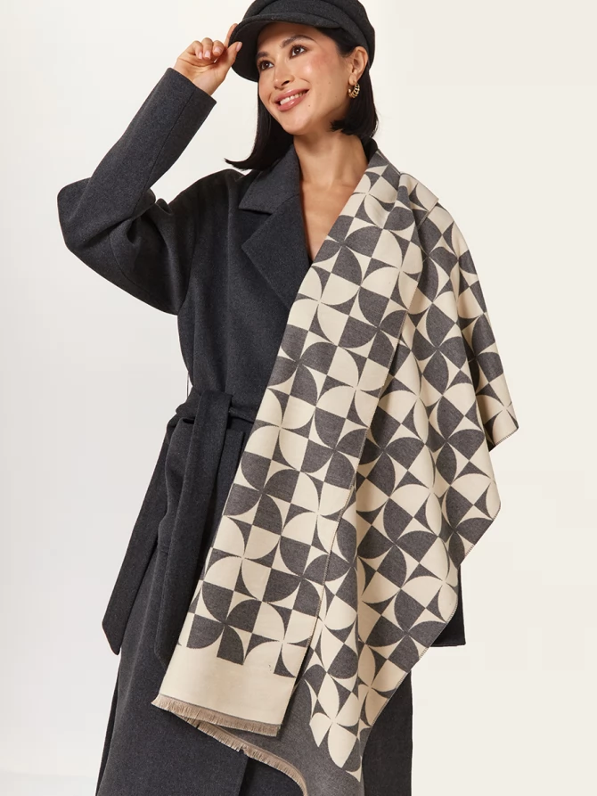 Палантин двусторонний с геометрическим принтом