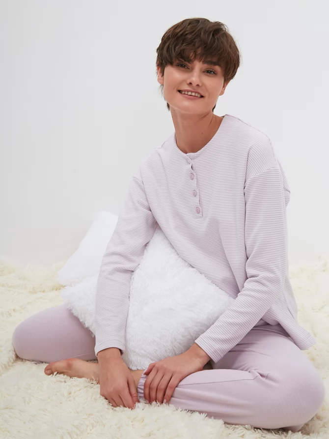 Брюки-джоггеры женские из трикотажа с декоративными пуговицами