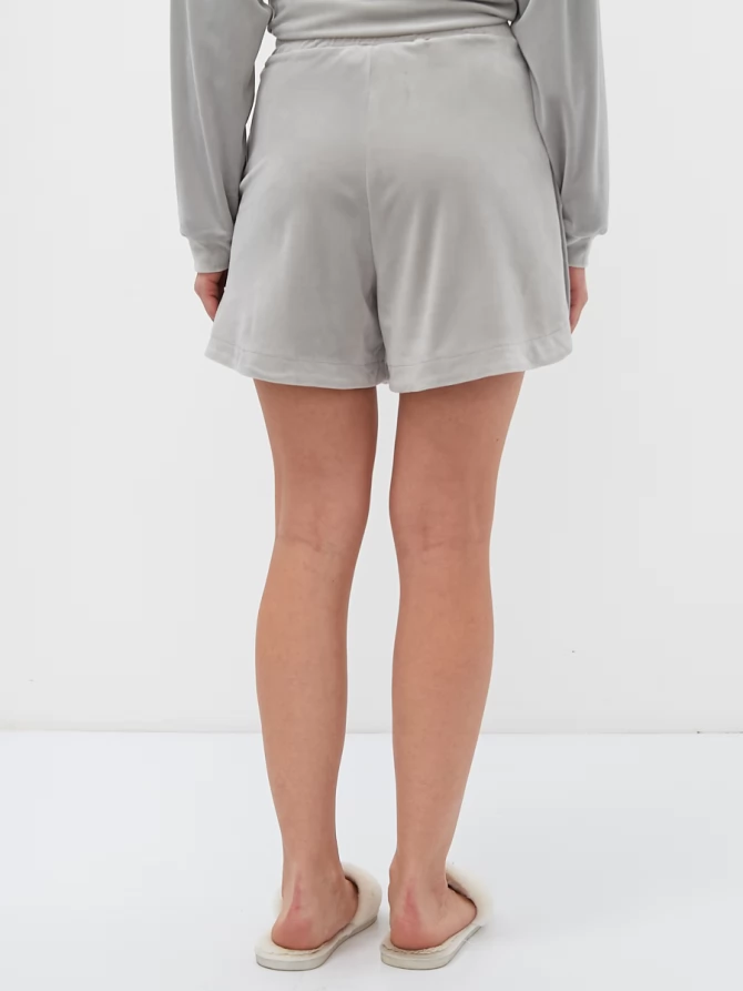 Костюм из велюра с худи и шортами