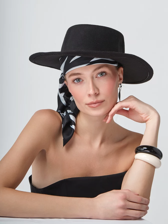 Платок с графичным черно-белым узором