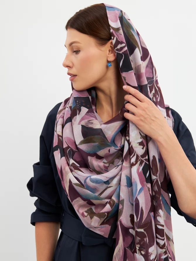 Палантин с абстрактным узором и бахромой