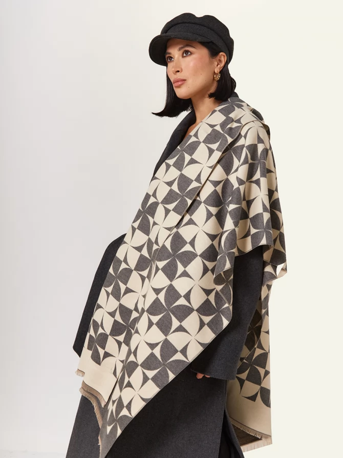 Палантин двусторонний с геометрическим принтом