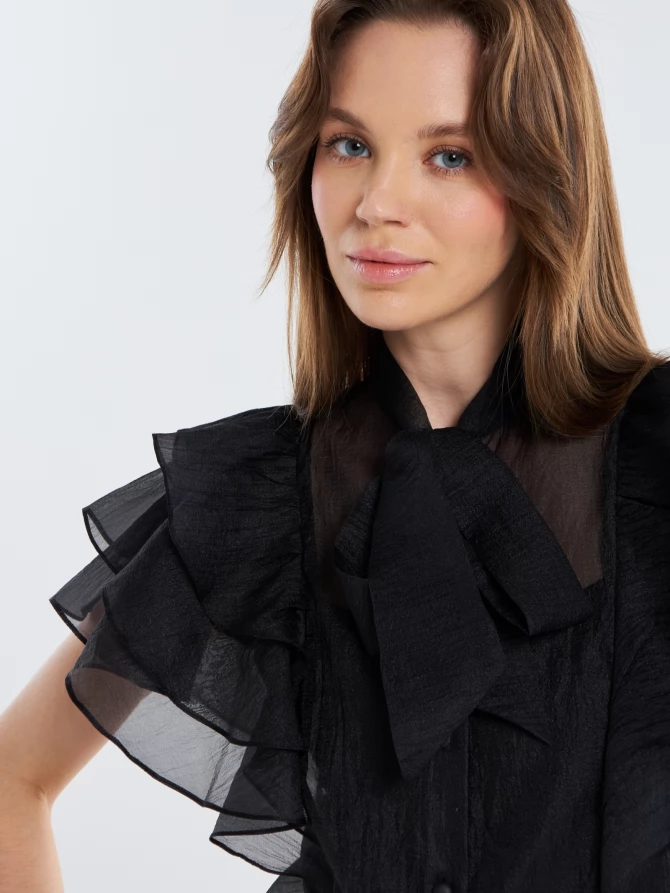 Блузка из органзы с рюшами и бантом черная