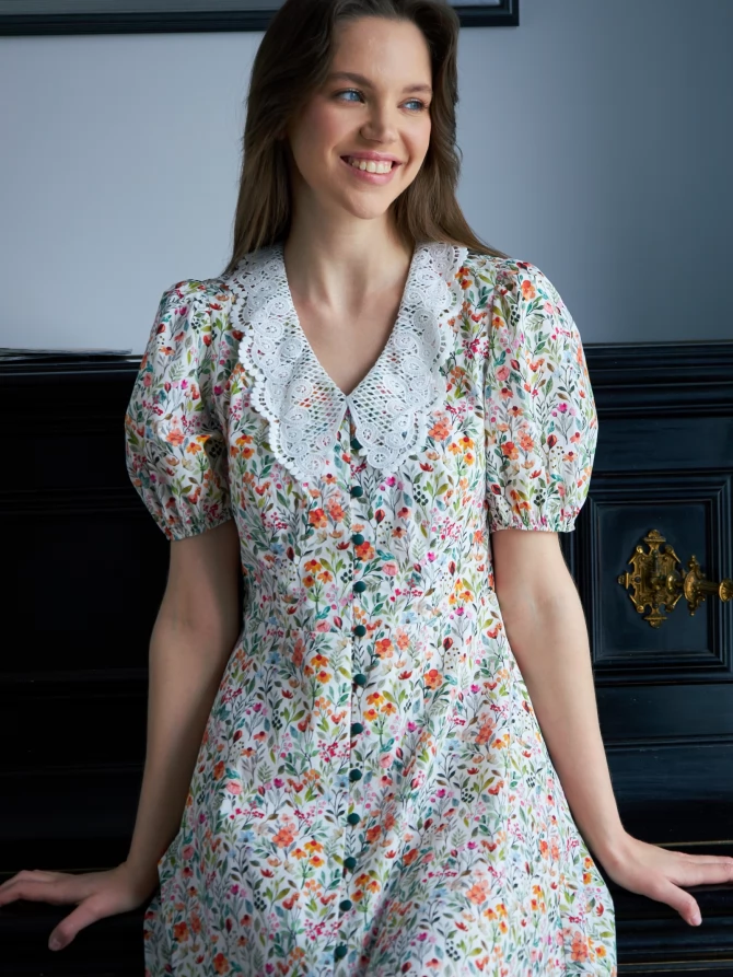 Платьеиз хлопка с кружевным воротником  OD-948-1 желтые цветы на белом