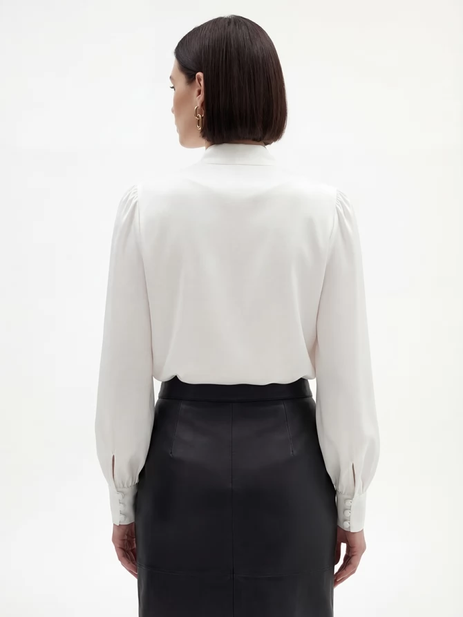 Блуза с вырезом  