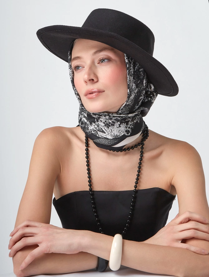 Платок с контрастным черно-белым принтом