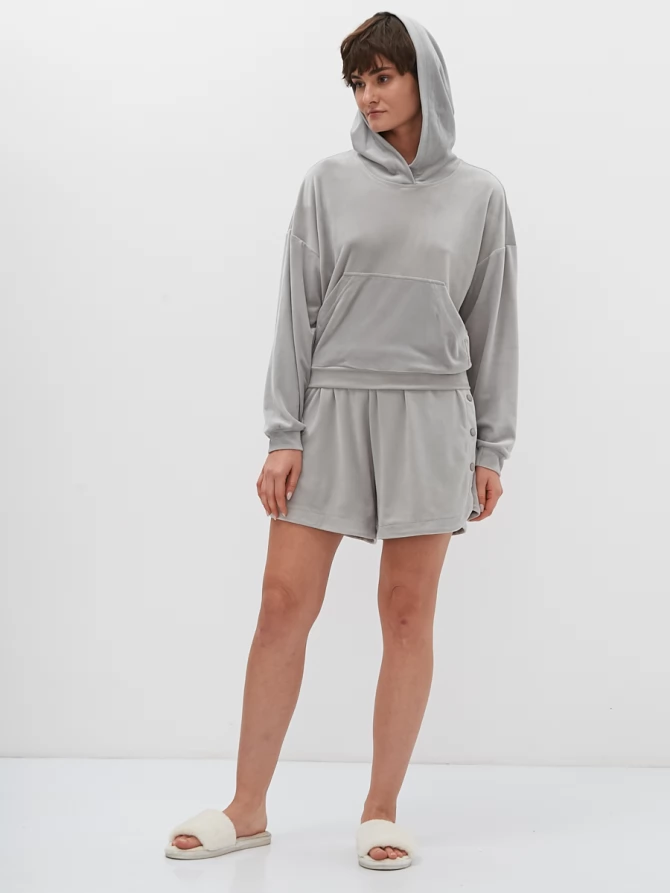 Костюм из велюра с худи и шортами