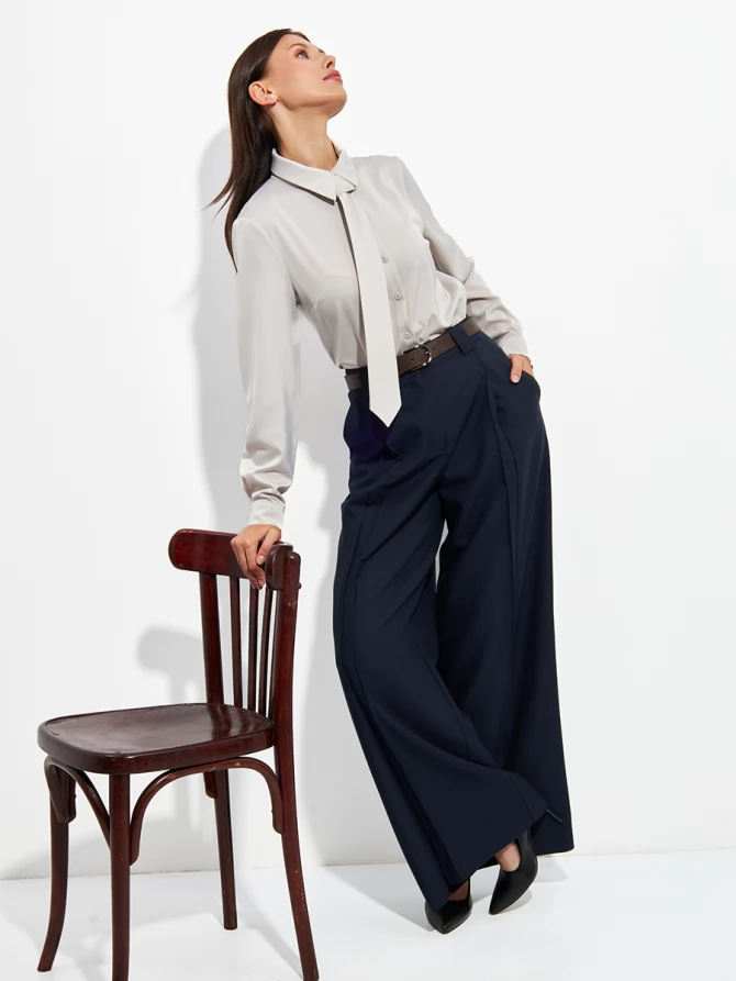 Блузка с галстуком серо-коричневая