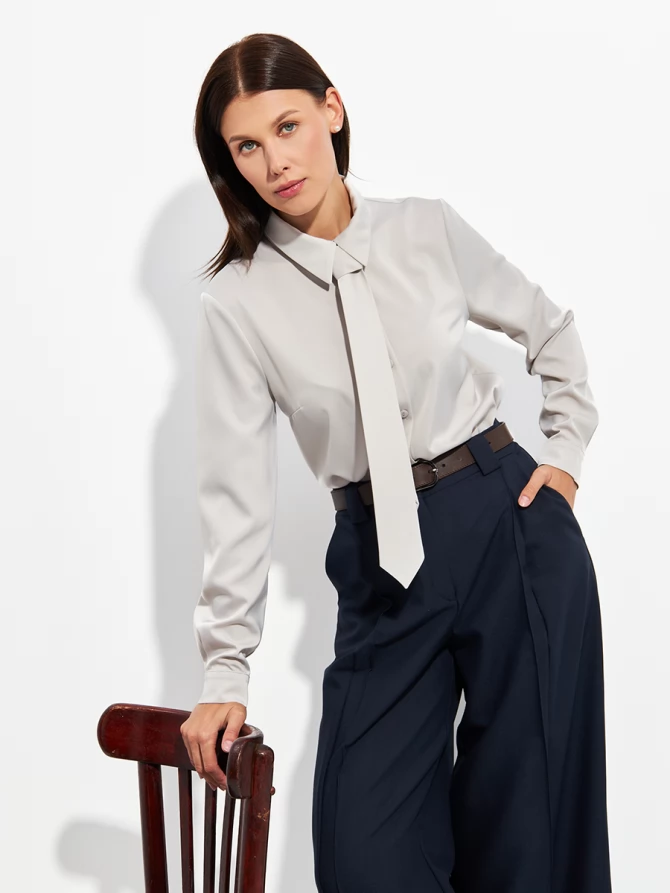 Блузка с галстуком серо-коричневая