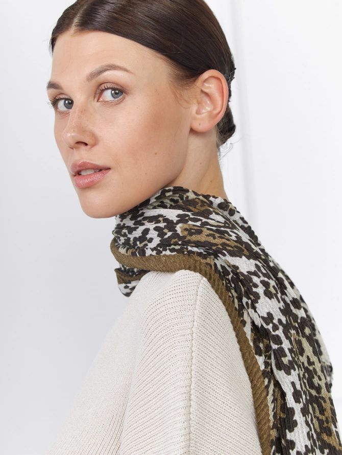 Палантин жатый с анималистичным принтом