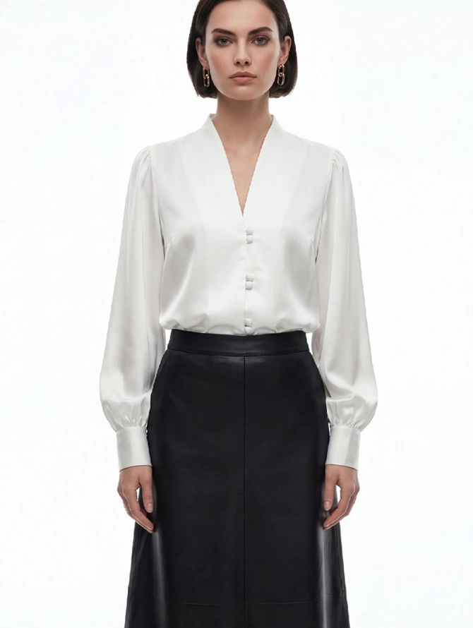 Блуза прямого силуэта с V-образным вырезом и объемными рукавами