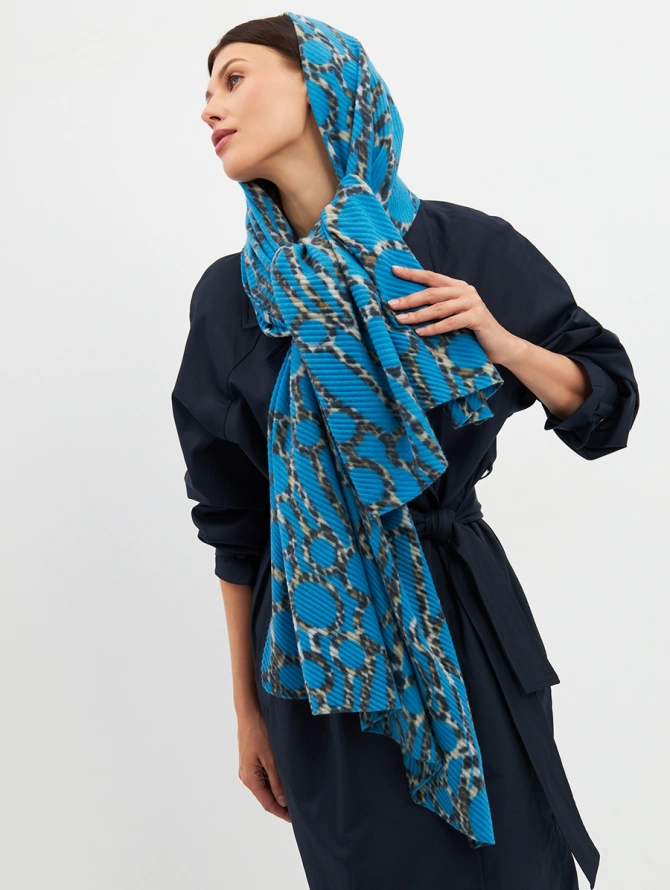 Палантин женский двусторонний с жатым эффектом и принтом